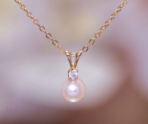 Pearl & Diamond Crown Pendant - 光之守護