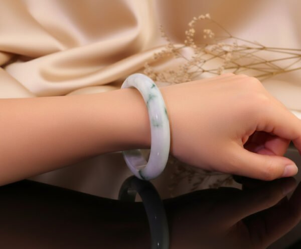 Dawn Frost Jade Bangle — 破曉霜光翡翠手鐲