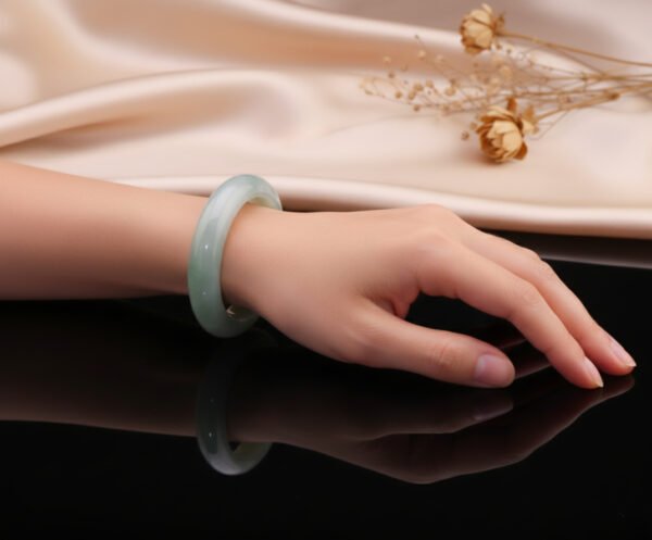 Evergreen Haze Jadeite Bangle —「 玉潤長安」天然翡翠手鐲