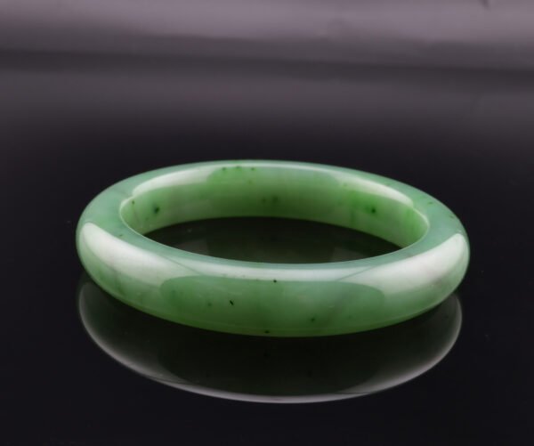 Siberian Meadow Nephrite Bangle —「碧潤凝翠」天然俄羅斯碧玉手鐲