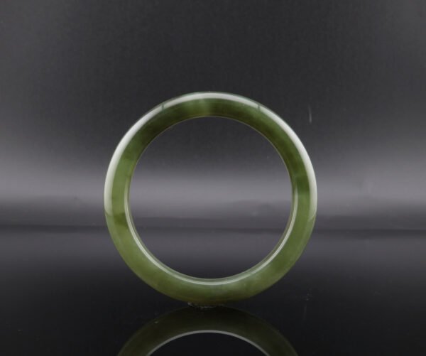 Tea-Green Radiance Hetian Jade Bangle —「翠影生輝」天然和田玉翠青手鐲