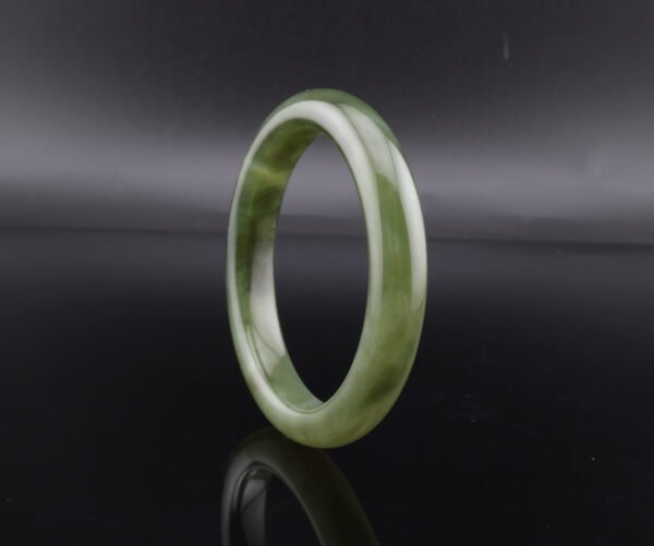 Tea-Green Radiance Hetian Jade Bangle —「翠影生輝」天然和田玉翠青手鐲