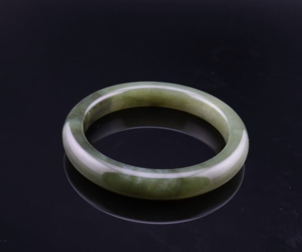 Tea-Green Radiance Hetian Jade Bangle —「翠影生輝」天然和田玉翠青手鐲