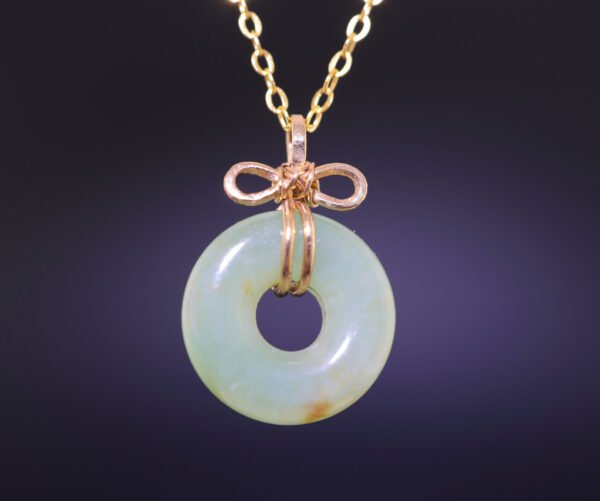 Eternal Blessing Circle –「 蝶舞承福」手工纏繞18k金蝴蝶翡翠平安扣