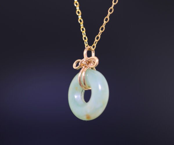 Eternal Blessing Circle –「 蝶舞承福」手工纏繞18k金蝴蝶翡翠平安扣