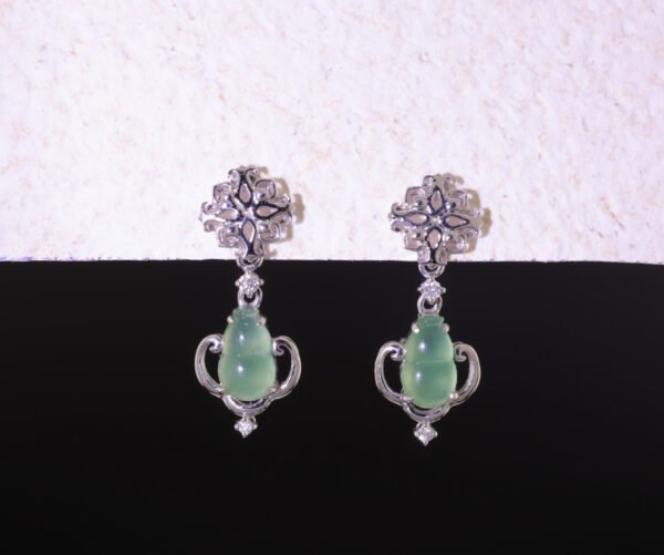 Quatrefoil Fortune Jade Earrings —「冰晶福祿」18K白金高冰種葫蘆翡翠耳釘