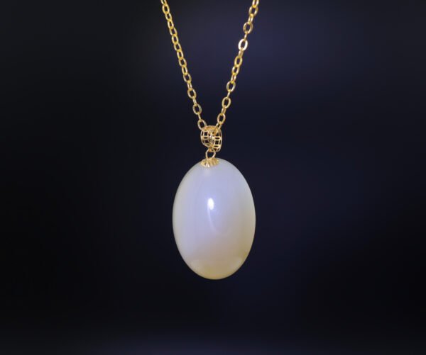 Xinjiang Sugar White Elegance Pendant — 新疆糖白優雅墜飾