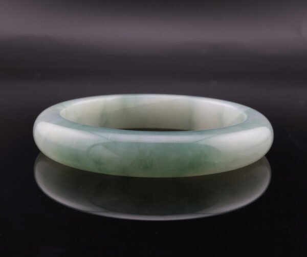Evergreen Haze Jadeite Bangle —「 玉潤長安」天然翡翠手鐲