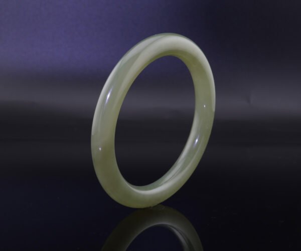 Celadon Glow Hetian Nephrite Bangle — 青瓷微光和田玉手鐲