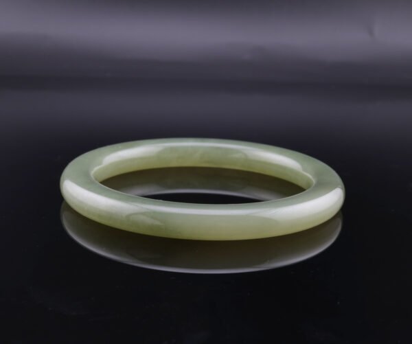 Celadon Glow Hetian Nephrite Bangle — 青瓷微光和田玉手鐲