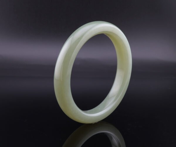 Glass-Glow Hetian Bangle — 玻潤微光和田玉手鐲