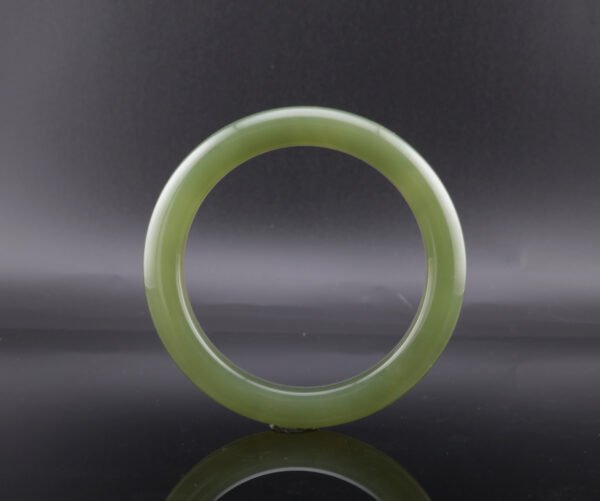Sage Haze Hetian Jade Bangle —「玉潤凝芳」天然和田玉手鐲
