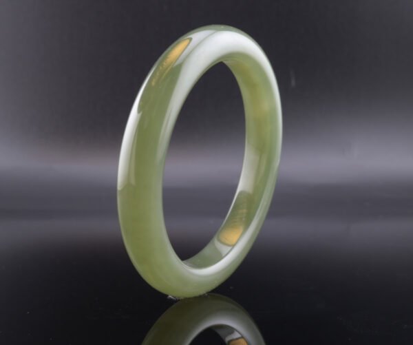 Sage Haze Hetian Jade Bangle —「玉潤凝芳」天然和田玉手鐲