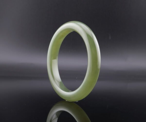 Sage Haze Hetian Jade Bangle —「玉潤凝芳」天然和田玉手鐲