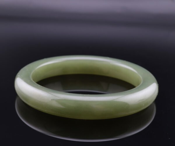 Sage Haze Hetian Jade Bangle —「玉潤凝芳」天然和田玉手鐲