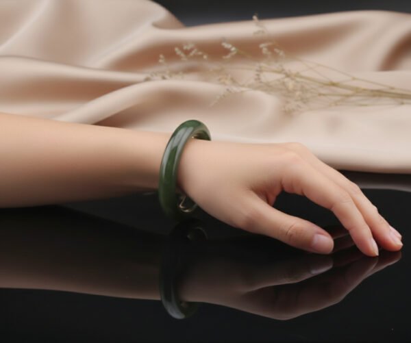 Tea-Green Radiance Hetian Jade Bangle —「翠影生輝」天然和田玉翠青手鐲