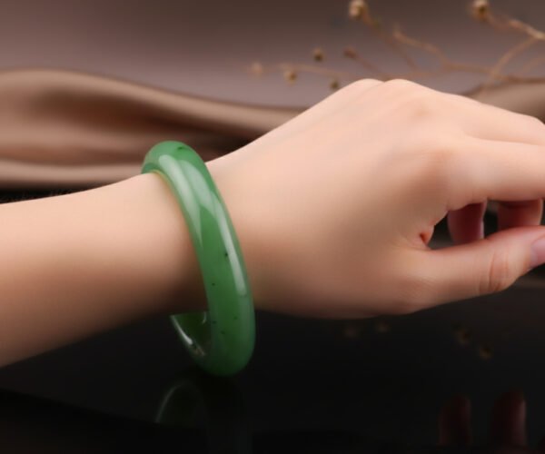 Siberian Meadow Nephrite Bangle —「碧潤凝翠」天然俄羅斯碧玉手鐲