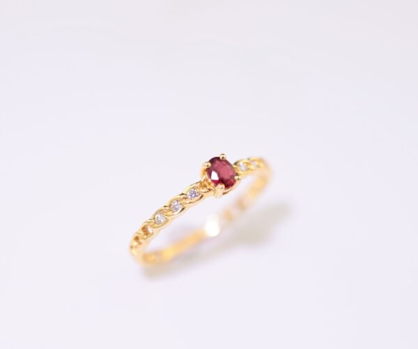 Ruby Flame Elegance 紅寶火焰優雅戒指