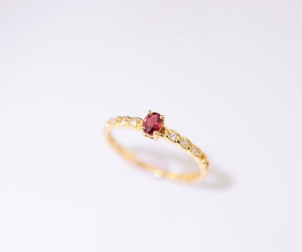 Ruby Flame Elegance 紅寶火焰優雅戒指