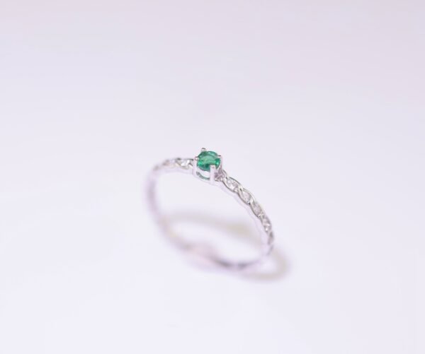 Emerald Serenade Ring -「永恆綠光』18k白金祖母綠真鑽戒指