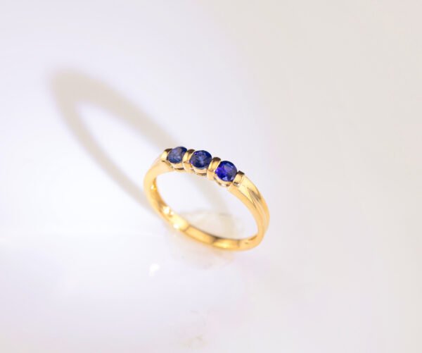 Sapphire Trinity Ring —「藍韻簡華」18K金藍寶石戒指