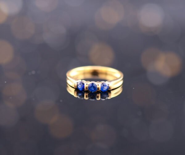 Sapphire Trinity Ring —「藍韻簡華」18K金藍寶石戒指