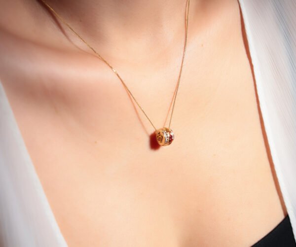 Prism of Dreams –「流轉之光」18K彩藍寶真鑽項鍊