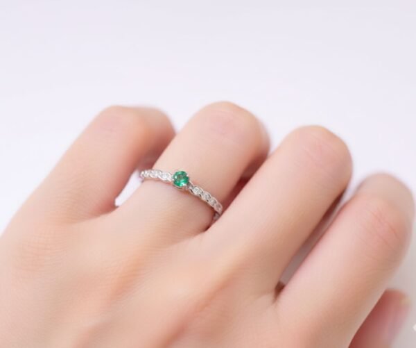 Emerald Serenade Ring -「永恆綠光』18k白金祖母綠真鑽戒指