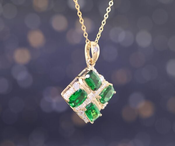 頂級沙弗萊 × 真鑽交叉設計項鍊 - Top-Grade Tsavorite × Diamond Cross-Design Necklace