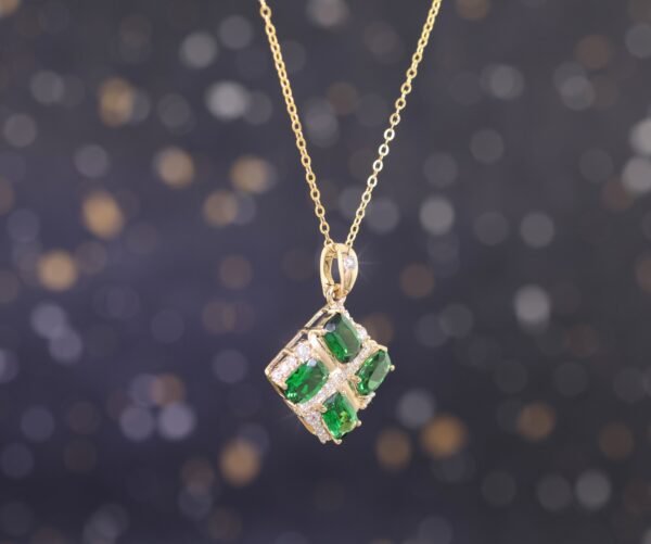頂級沙弗萊 × 真鑽交叉設計項鍊 - Top-Grade Tsavorite × Diamond Cross-Design Necklace