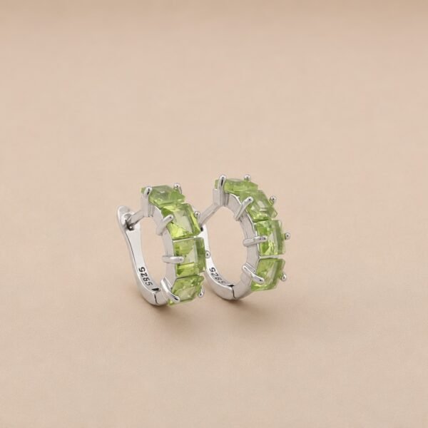Verdant Glow Huggie Earrings｜翠光 925純銀橄欖石耳扣耳環