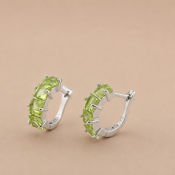 Verdant Glow Huggie Earrings｜翠光 925純銀橄欖石耳扣耳環
