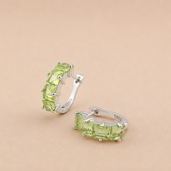 Verdant Glow Huggie Earrings｜翠光 925純銀橄欖石耳扣耳環