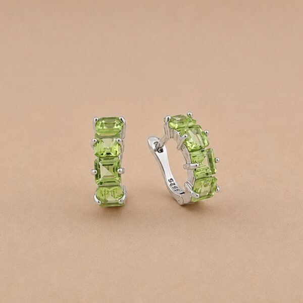 Verdant Glow Huggie Earrings｜翠光 925純銀橄欖石耳扣耳環