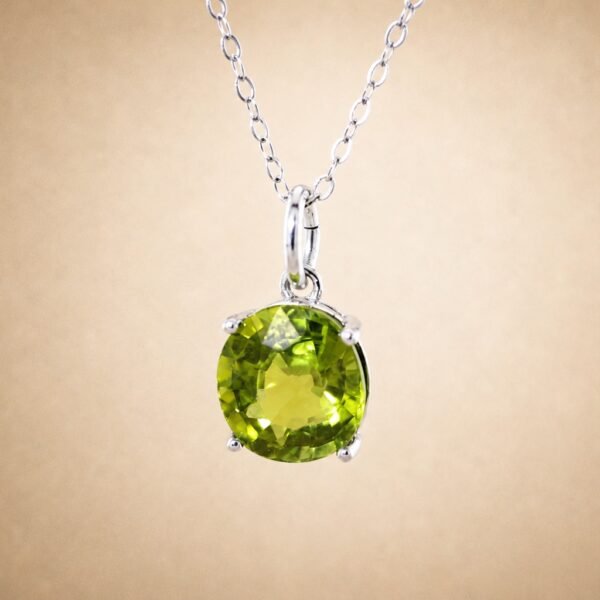 Verdant Light Necklace｜翠光之心 925純銀橄欖石項鍊