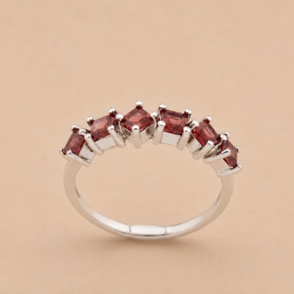 Crimson Arc Ring｜緋紅弧光 925純銀紅石榴石戒指