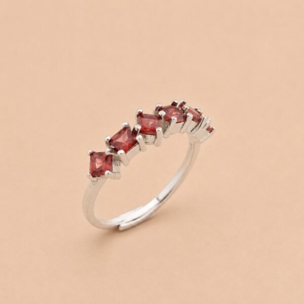 Crimson Arc Ring｜緋紅弧光 925純銀紅石榴石戒指