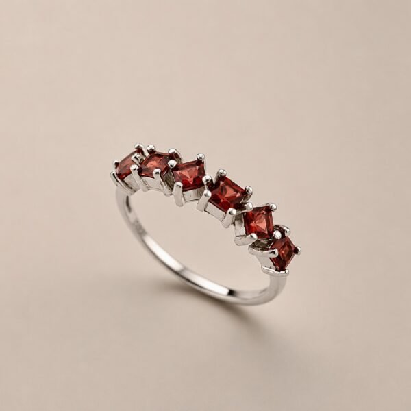 Crimson Arc Ring｜緋紅弧光 925純銀紅石榴石戒指