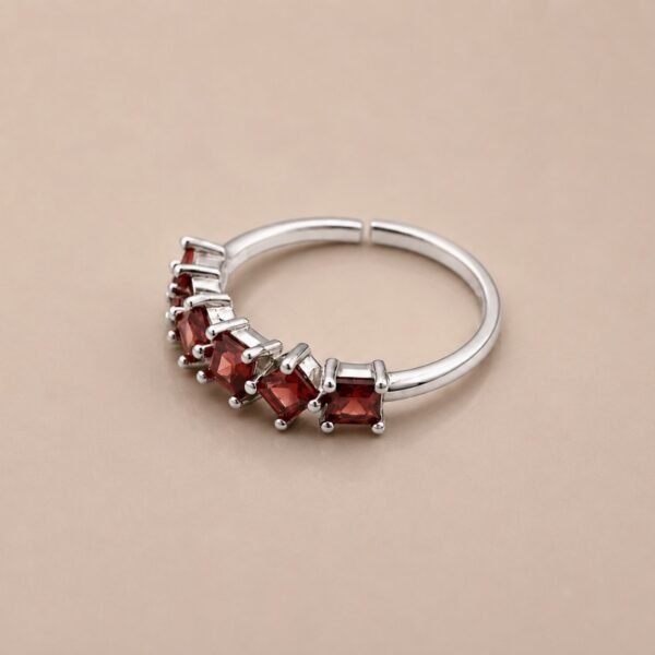 Crimson Arc Ring｜緋紅弧光 925純銀紅石榴石戒指