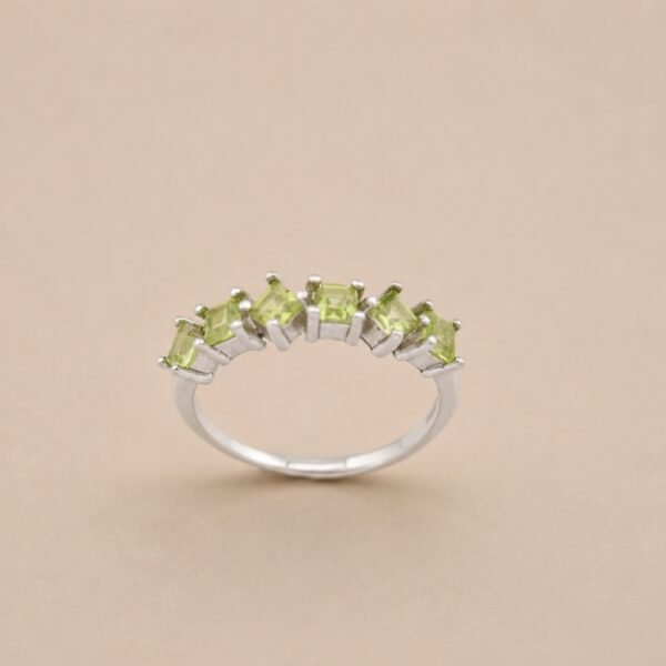 Verdant Arc Ring｜青翠弧光 925純銀橄欖石戒指