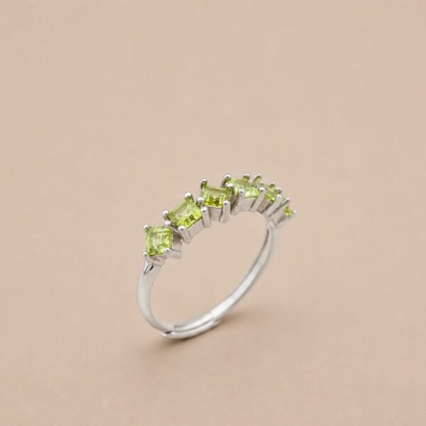 Verdant Arc Ring｜青翠弧光 925純銀橄欖石戒指