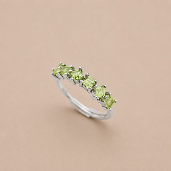 Verdant Arc Ring｜青翠弧光 925純銀橄欖石戒指