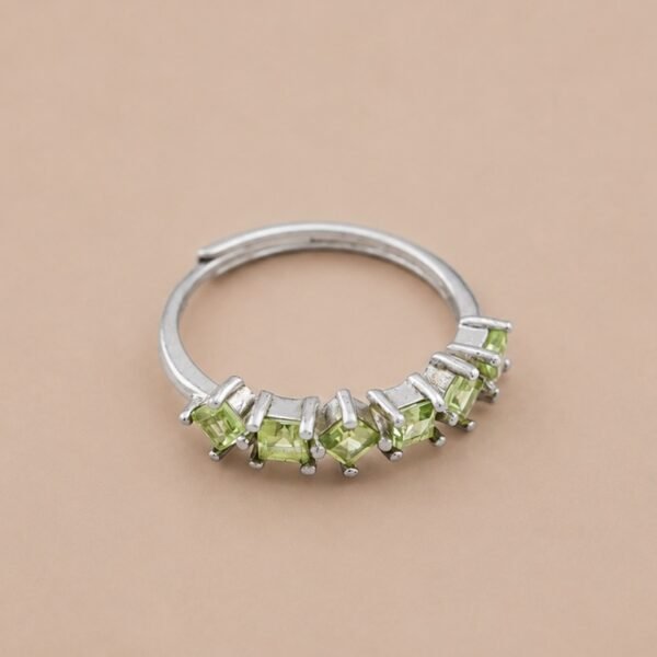 Verdant Arc Ring｜青翠弧光 925純銀橄欖石戒指