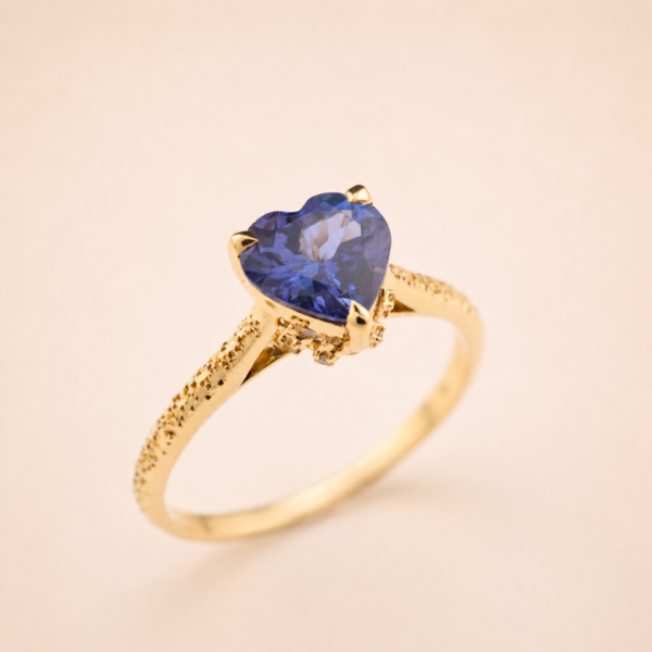 ringtanzaniteh3 Violet Heart Tanzanite Ring|紫心雕金 18K黃金坦桑石雙色鑽石戒指